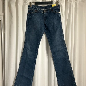 Wrangler jeans - Säljer dessa snygga Wrangler jeans storlek 29/34  Innerbenslängden 81 Total längd 102 Midjemått 38 