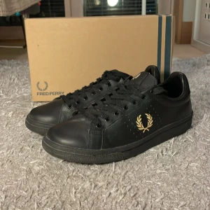 Fred Perry skor - Hej! Jag säljer ett par feta Fred Perry skor som är i storlek 39 men passar 40 | De är nästan i nyskick och använda endast 2 gånger, skick 9,5/10 | Allt og medföljer | Priset ej hugget i sten, skriv vid frågor eller funderingar mvh Theo.