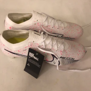 Nike Mercurial Fotbollsskor  - Nike Air Zoom Mercurial  Storlek 44. Oanvända. Nypris låg på 3300kr säljs för 1800kr. 