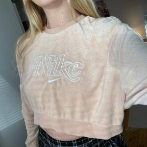 Sweatshirt från Nike i beige skönt material. Croppad och oversized 🎀