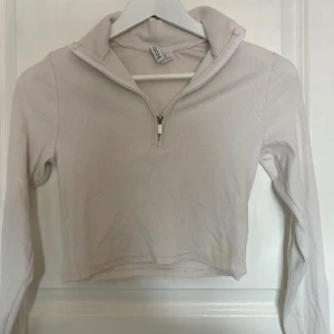 JÄTTE SNYGG TRÖJA  - jätte snygg tröja från hm i storlek s. Denna går att ha som polokrage men även lite neddragen. Så sjukt snygg att ha på sommaren 