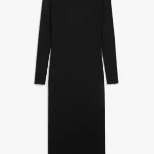 Monkis populära långklänning i modellen Long Black Bodycon Dress som är deras långärmade version av de populära SKIMS klänningarna i strl M men passar mig som är XS/S då den är liten i strl… oanvänd då jag vill hitta liknande i en annan färg👍🏾🥰