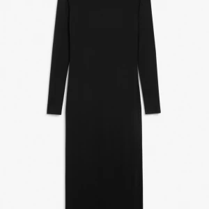 Monki  - Monkis populära långklänning i modellen Long Black Bodycon Dress som är deras långärmade version av de populära SKIMS klänningarna i strl M men passar mig som är XS/S då den är liten i strl… oanvänd då jag vill hitta liknande i en annan färg👍🏾🥰