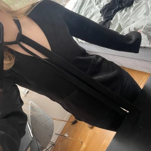 Svart glansig topp🖤 - Glansig topp/blus som köptes för att ha till inspark men användes aldrig. Därför nyskick❤️‍🩹bandet satt från början i midjan och det går att sätta in där igen. Annars kan man knyta det som jag har på bilden😛