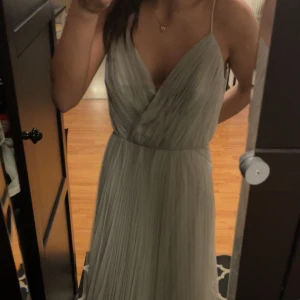 Bal/student klänning  - Så vacker men tyvärr för stor på mig, fick hem den för ett tag sen då jag tänkte ha den till studenten så den är bara provad. (Kommer i påsen jag fick) Skickar fler bilder privat om de önskas & säljer flera liknande klänningar så kolla min profil💘