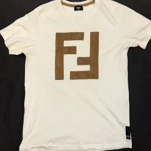 Fendi T-shirt, storlek S. Inga hål men liten fläck se bild 3.