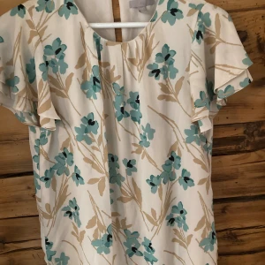 Somrig blus - Fin blus i polyester. Har innertyg och är därför inte genomskinlig. 