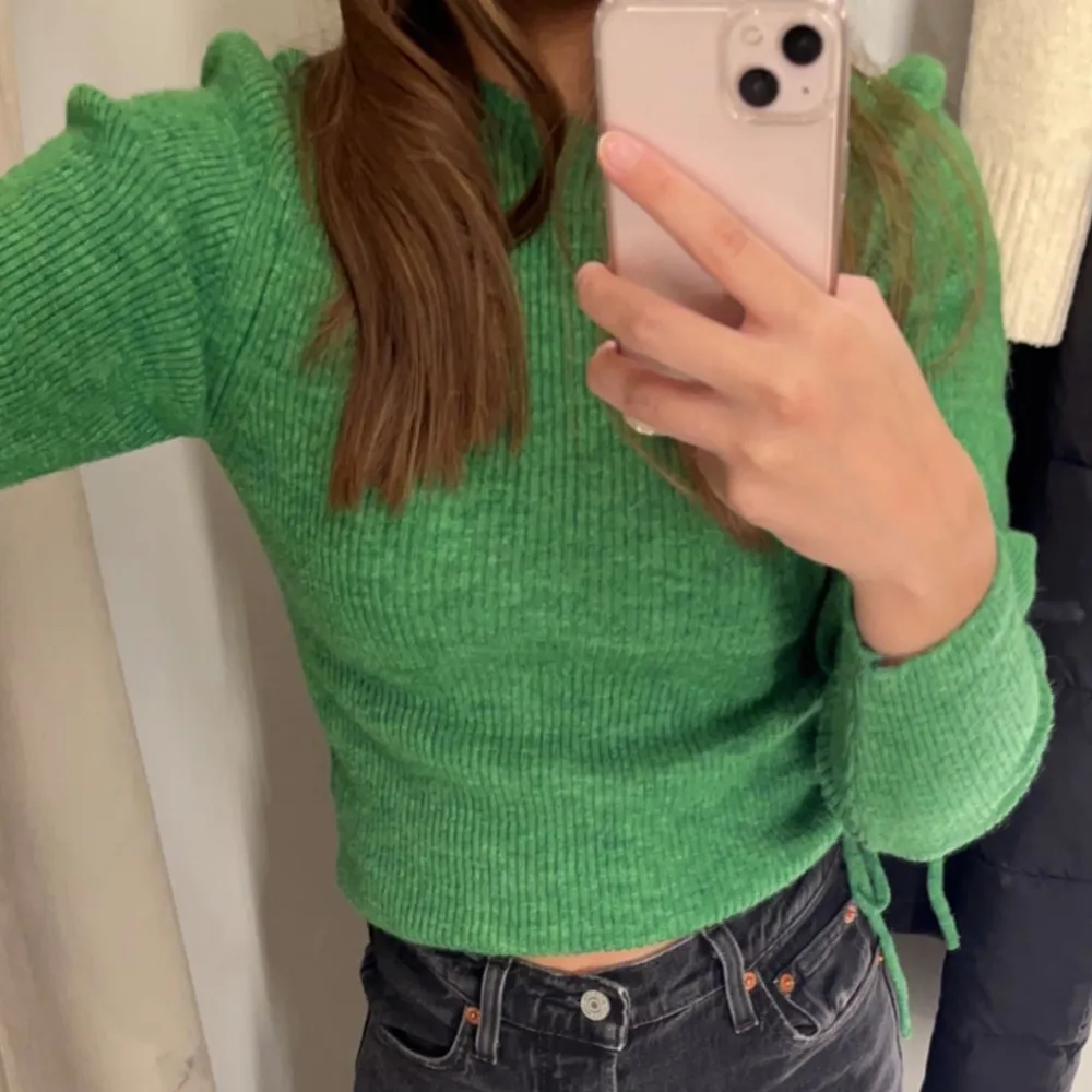 grön tajt stickad tröja från zara. knytning med en öppning (se bild 2, dock av misstag tagen med 0.5 kamera), använd 2 gånger inga defekter . Stickat.