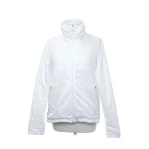 HELLY HANSEN JACKA - Cool vårjacka från Helly Hansen. Har används och defekter förekommer (Se bild 5) men har tagits hand om väl. Tveka inte att slänga iväg ett DM eller en kommentar ifall ni har fler frågor eller liknande!  Nypris 799:-