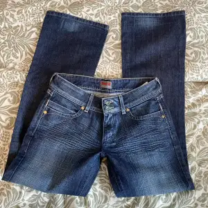 Jättesnygga lågmidjade jeans i strl W28 L32🩵 Väldigt bra skick! Priset kan diskuteras vid snabb affär:)