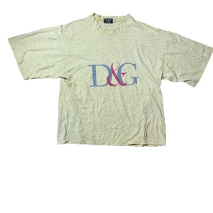 Vintage Dolce & Gabbana t shirt - En Skitsnygg Vintage Dolce & Gabbana t shirt Inga defekter väldigt boxy fit passar M - L skriv gärna om ni har några ytterligare frågor 🐒🎊
