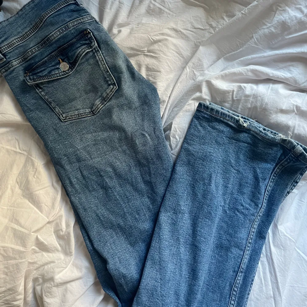 Lågmidjade jeans från gina tricot young storlek 164💗 Jag är 165 o dom passar perfekt. Dom har lite slitningar där nere (se bild 1) men annars är dom i jättefint skick . Jeans & Byxor.