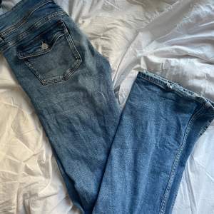 Lågmidjade jeans från gina tricot young storlek 164💗 Jag är 165 o dom passar perfekt. Dom har lite slitningar där nere (se bild 1) men annars är dom i jättefint skick 