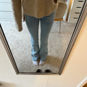 Zara bootcut jeans  - Ljus blåa bootcut jeans från zara som är knappt använda. 🌸