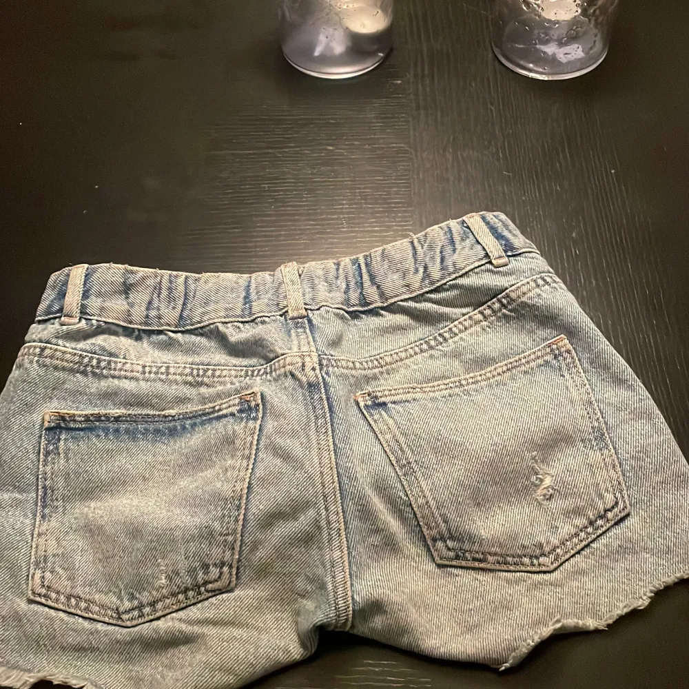 Assnygga jeansshorts från zara som är lågmidjade💕Har bara andvänt några gånger men är perfekta till sommaren! Köpta för 329 kr. Shorts.
