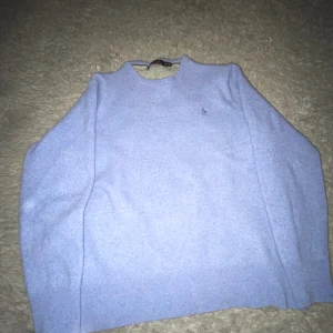 Ralph Lauren sweatshirt - En tvär fet Ralph Lauren sweatshirt i Ull. Riktigt najs till denna årstiden. Materialet är 1000/10😻. I princip helt ny, använd 2 gånger. Storlek XL junior storlek men passar till 12-15 år. Orgnialpris: 1900kr