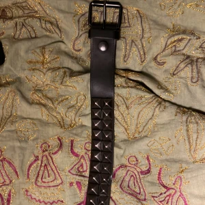 Nitbälte - Jättesnyggt svart nitbälte som är avklippt (se bild två).  I gott skick i övrigt! Köpt för några år sen (ca 2020) på Bluefox.