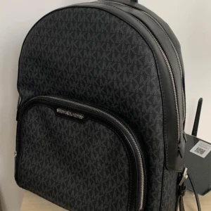 Michael Kors väska  - Brand new Michael Kors backpack, was a gift. Never used. Would be reall cute with some charms.