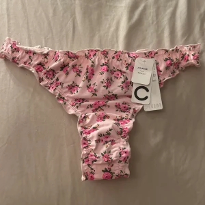 Bikini - Köpte dessa förra sommaren men är helt oanvända, med skyddet och prislappen kvar.💗 String💗 Kan tänka mig å sälja överdelen vid intresse.🩷 Nypris: 149 kr, men mitt pris är 70 kr🩷 Köp dessa + de svarta för 150 kr✨
