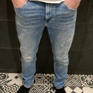 Dessa jeans är i storlek 27. Bra skick inga hål eller defekter 8/10. Det är en snygg ljus blå färg som kommer passa perfekt till sommaren modellen heter broken edge. Skriv för mer info.