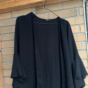 Luftig väst/blus med utsvängda ärmar - Från bikbok 