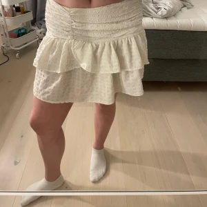 Kjol - Söt kjol från Gina Tricot i storlek 36.