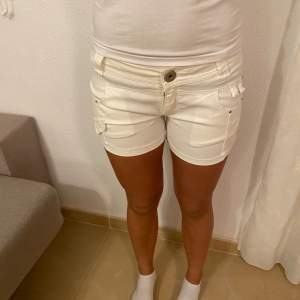 Vita jeans shorts med fickor 