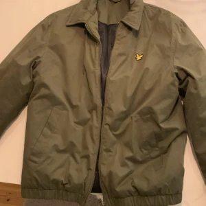 Lyle & scott bomber jacka - Jackan är i princip oanvänd och ser helt ny ut. Pris går att diskuteras vid snabb affär. Jackan är varmt fodrad perfekt till vintern och våren!
