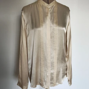 Oanvänd sidenblus - 100% siden från märket Uniqlo Endast testad Nypris 1000 kr