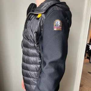 Parajumper- warm up cardigan - Bra skick använd fåtal gånger Skriv vid intresse! Pris kan diskuteras 4400 ny pris
