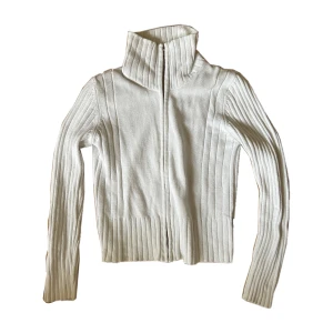 Vit kofta - Supersöt ribbad kofta som tyvär inte kommer till användning! I storlek 40, men sitter typ som en S💕