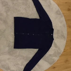 Marinblå kofta - Fint skick endast använd någon enstaka gång. Köpt för ca 200 kr.