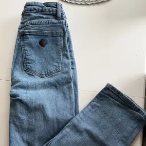 Medel höga Straight jeans i storlek 27 men passar även 26. Köptes från designer only för 1000kr. 
