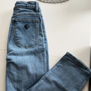 Abrand jeans  - Medel höga Straight jeans i storlek 27 men passar även 26. Köptes från designer only för 1000kr. 