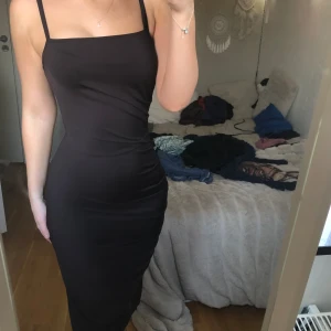 Skims dupe  - Jättefin tight långklänning som påminner om skims. Storlek xs. Inte alls genomskinlig och passformen är perfekt. Den är mörkbrun