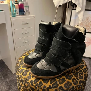 isabel marant skor  - säljer nu mina isabel marant skor i storlek 41 då dom inte kommer till användning mer. ett spänne saknas på en av skorna darför nedsatt pris. ganska små i storleken så har du 40 så passar du i dom också. skriv till mig först innan du trycker på köp n