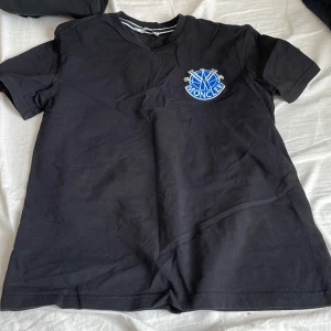 Moncler T-shirt  - Det står XL på bilden men passar M storleken är INTE san 