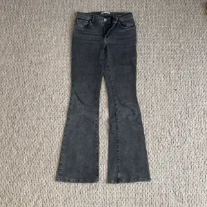 Säljer dessa superfina bootcut jeansen från Gina Tricot!! Endast använda en gång då de egentligen är för korta för mig. Storlek 36 (färgen är grå svarta)💗 