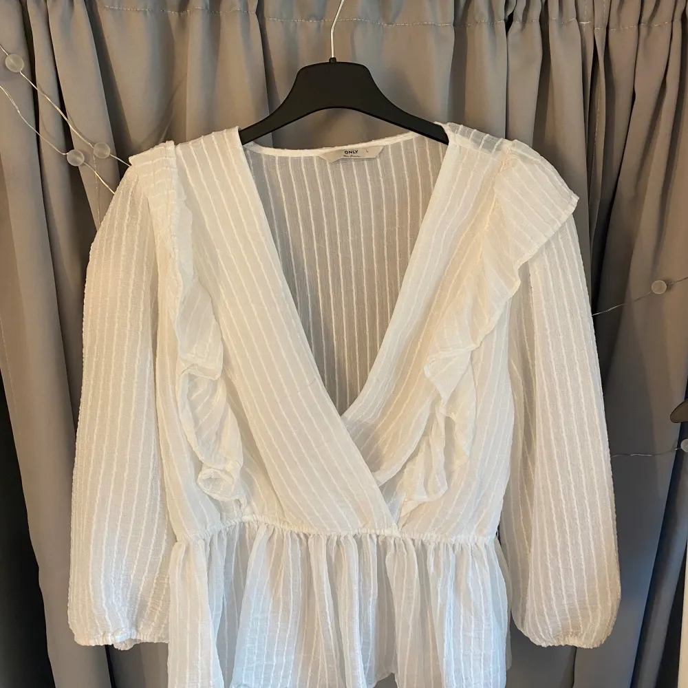 Säljer min vita blus från Only då den kommer inte komma till användning pga för stor storlek. Jag köpte blusen för 399kr och säljer för halva priset trots ingen användning. Om det önskas bilder så är det bara att höra av sig!🤍. Blusar.