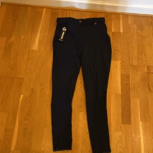 Tre par oanvända ridbyxor med lapp. - Tre oanvända ridbyxor med lapp kvar. Ridbyxa tygskodd. Storlek 44 i färgen marinblå. 100 kr styck.