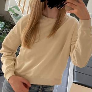 Säljer min jättefina och basic sweatshirt från H&M. Har klippt bort lappen för ett tag sedan men minns att jag köpte den från H&M🫶🏼Den har inga defekter förutom lite luddig på insidan🫶🏼