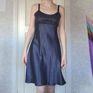 Mörkblå slipdress - Blå klänning/nattlinne med fina detaljer. Köpt på seconhand, men aldrig använd av mig och i bra skick. Storlek 38/40