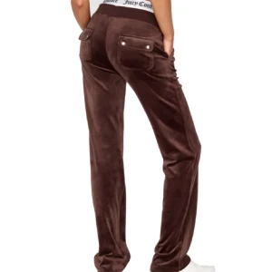 Juicy byxor - Jag säljer ett par juicy byxor som inte passar mig💕 de var köpta förra året i typ december. Det finns absolut inga skador på byxorna och de är precis som nya💕 Jag kan även byta mot ett annat par byxor i storleken Xxs 