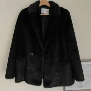 Säljer min faux fur kappa.  Strl S-M. I princip nyskick.  Köptes förra våren för 2500kr