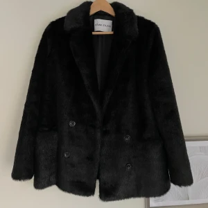 Stand studio faux fur coat - Säljer min faux fur kappa.  Strl S-M. I princip nyskick.  Köptes förra våren för 2500kr