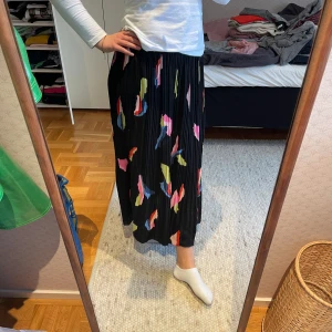 Långkjol - Sparsamt använd långkjol i fint skick! Strl M men skulle säga att den passar XS-M. 