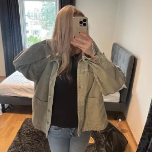 Grön jeansjacka - INTRESSEKOLL, funderar på att sälja min gröna jeansjacka i super skick ❤️ köpt på plick men är från zara, storlek S. Färgen är ljusare(bild 2) . Ge gärna prisförslag 