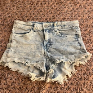 Shorts - Ett par söta shorts som har använts men dom är i bra skick.