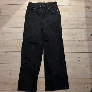 Straight leg jeans - Svarta straight leg jeans, väldigt bra skick. Säljer då dem är för små för mig 🫶