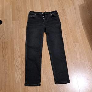 Säljer ett par svarta straigth leg jeans från märket J.Lindeberg. Skicket på byxorna är 8/10